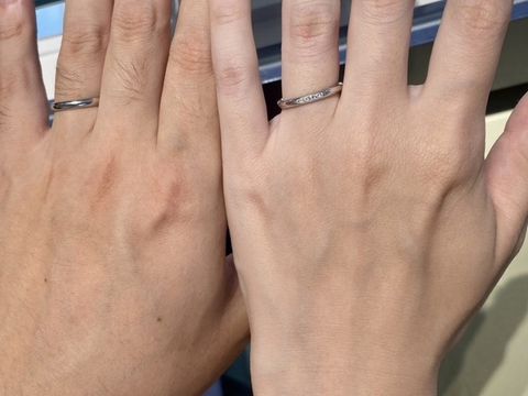 【銀座ダイヤモンドシライシの口コミ】 三粒のダイアモンドが並んで光るシンプルなリングを探していましたが、こ…