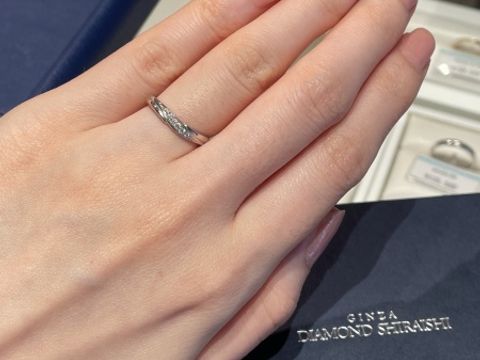 【銀座ダイヤモンドシライシの口コミ】 ウェーブ型のデザインは、指の間の水かきが大きい日本人の手の形に合った…