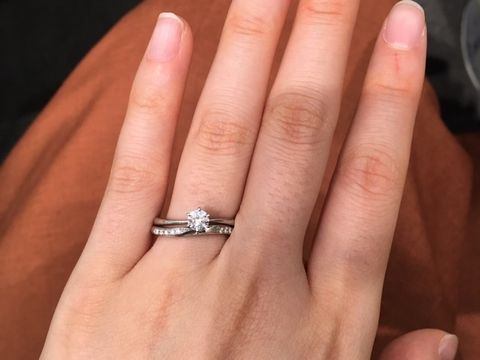 【アイプリモ(I-PRIMO)の口コミ】 婚約指輪は細身でハートの透かしが入っていてダイヤモンドが一層きれいに…