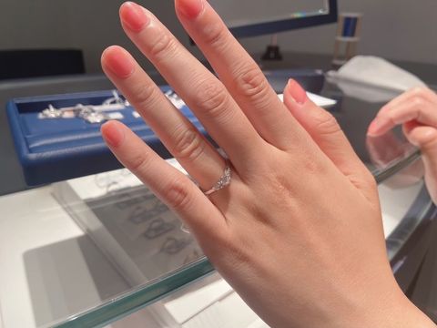 【銀座ダイヤモンドシライシの口コミ】 指輪のデザイン
小さめの3つのダイヤがついている、横長の婚約指輪です。
…