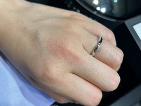 【ラザール ダイヤモンド(LAZARE DIAMOND)の口コミ】 蔦のようなデザインが特徴のリングです。ストレートタイプでダイヤの多く…