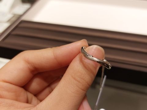 【アイプリモ(I-PRIMO)の口コミ】 プラチナを中心とした、様々な種類の指輪がありました。その中でもウェー…