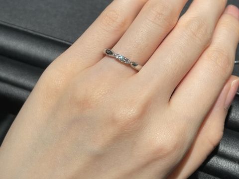 【エクセルコダイヤモンド(EXELCO DIAMOND)の口コミ】 デザインが個性的かつ可愛くて目を惹きました。中央の3つのダイヤは結婚指…