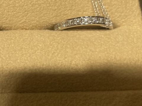 【TASAKI(タサキ)の口コミ】 ダイヤの一つ一つが綺麗に光っていた。付けた時の肌触りはあまりよいとは…