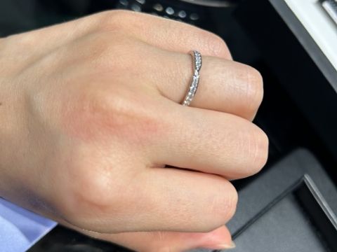 【ラザール ダイヤモンド(LAZARE DIAMOND)の口コミ】 正面から見るとリボンのような形になっているハーフエタニティです。指を…