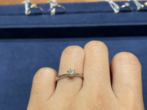 【4℃ BRIDAL(ヨンドシーブライダル)の口コミ】 シンプルな一粒立て爪、ストレートタイプの婚約指輪を探していました。4℃…