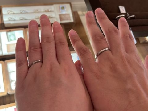 【BIJOUPIKO(ビジュピコ)の口コミ】 様々な種類があり、私の試着している指輪はキラキラとダイヤモンドが輝く…