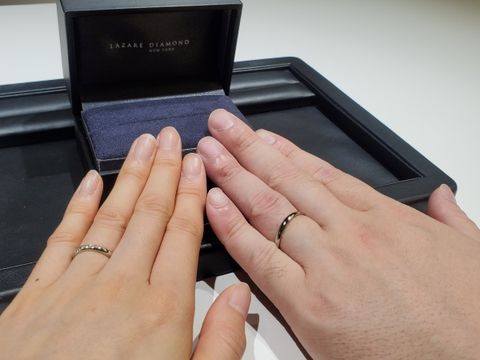 【ラザール ダイヤモンド(LAZARE DIAMOND)の口コミ】 様々な指輪のデザインを検討している中で、やはりダイヤ付きで斜めにライ…