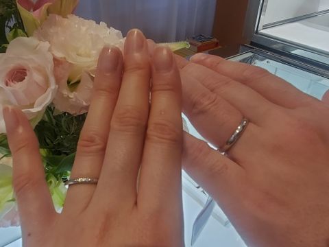 【ティファニー(Tiffany & Co.)の口コミ】 ・シンプルなデザインでダイヤモンドが３石ついているデザインが可愛かっ…