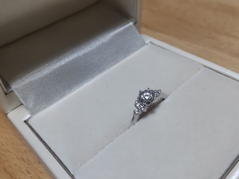 【宝寿堂(ほうじゅどう)の口コミ】 デザイン性の好みとダイヤの大きさ、長く着用できるかどうかで決定した。…