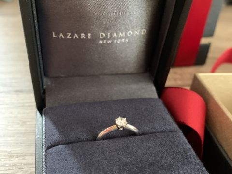 【ラザール ダイヤモンド(LAZARE DIAMOND)の口コミ】 王道シンプルな立て爪だったこと。日常使いしやすい、嫌味ではない石のサ…