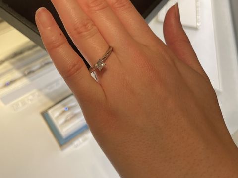 【ティファニー(Tiffany & Co.)の口コミ】 他ブランドにはあまりないプリンセスカットに惹かれました。
ダイヤモンド…