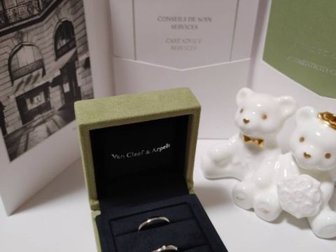 【ヴァン クリーフ＆アーペル(Van Cleef & Arpels)の口コミ】 ヴァンクリブランドが出来た経緯が素敵だったのと、ダイヤが3つ着いている…