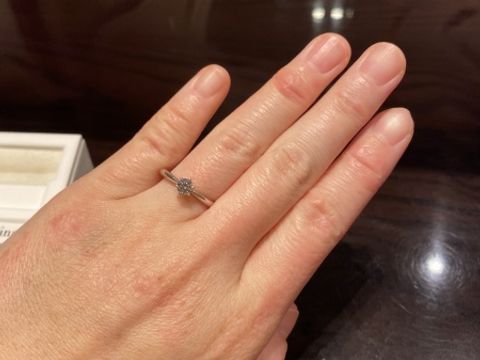 【ケイウノ ブライダル(K.UNO BRIDAL)の口コミ】 シンプルながらもダイヤに向かってリングが細くなっているデザインで、ダ…