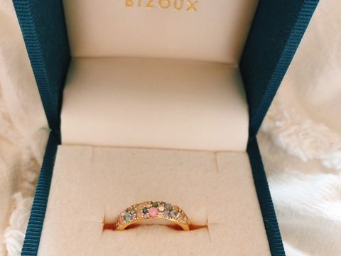【Bizoux(ビズー)の口コミ】 デザインが個性的で色んな色が入ってて可愛いくて即決した。私は北海道出…