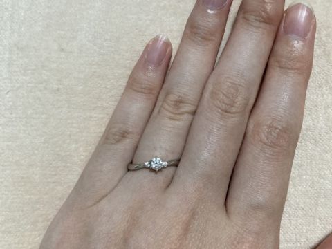 【4℃ BRIDAL(ヨンドシーブライダル)の口コミ】 結婚指輪をウェーブの形で購入していたので、それに合う指輪を探していま…