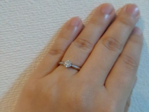 【銀座ダイヤモンドシライシの口コミ】 デザインがシンプルかつ、サイドから見たときにも美しい形であることが一…