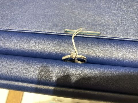 【銀座ダイヤモンドシライシの口コミ】 ゆるやかなS字ラインで、真ん中のダイヤのサイドにも小さなダイヤを配置し…