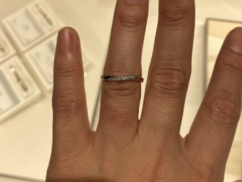 【俄(にわか)の口コミ】 オーソドックスなデザインの指輪を探しており、ダイヤが少し入っていて、S…