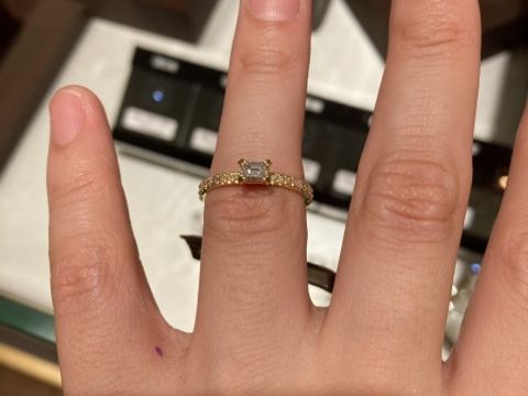 【ORECCHIO(オレッキオ)の口コミ】 他にはなかなかないエメラルドカットのダイヤを配置した婚約指輪で、サイ…