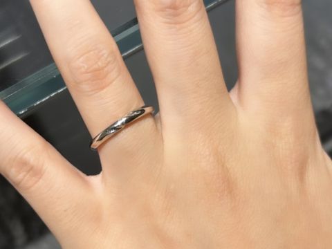 【エクセルコダイヤモンド(EXELCO DIAMOND)の口コミ】 切り込みの入ったデザインが大人っぽさを引き立てる指輪で、職人の手仕事…