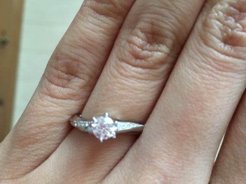 【銀座ダイヤモンドシライシの口コミ】 立てヅメではなく、普段からも使えて、結婚指輪と重ね付けできるデザイン…