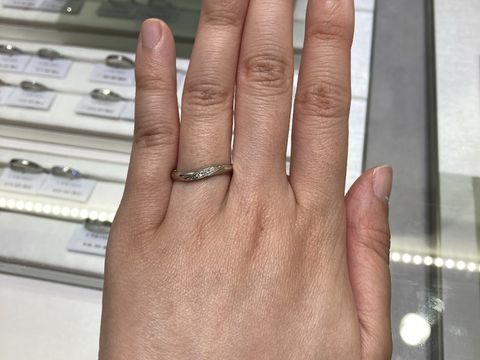 【アイプリモ(I-PRIMO)の口コミ】 ゆるやかなウェーブのデザインが指を細く長く見せてくれます。流れにそっ…