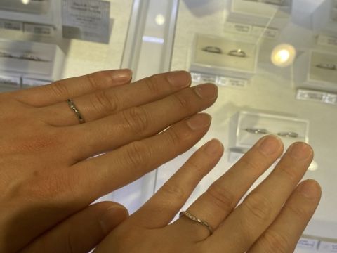 【4℃ BRIDAL(ヨンドシーブライダル)の口コミ】 女性用はダイヤが入っているデザインで、キラキラさせたいと思ったのと、…