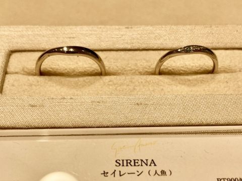 【Sirena Azzurro(セイレーン アズーロ)の口コミ】 指輪デザイン…ウェーブがかったリングは結構みますが、ブルーダイ…