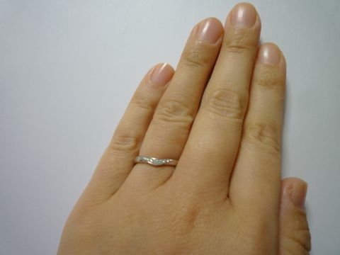 【4℃ BRIDAL(ヨンドシーブライダル)の口コミ】 指も関節も太いので、すんなり見えることを重視してＶ字のデザインを選び…