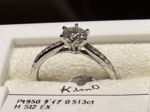 【ケイウノ ブライダル(K.UNO BRIDAL)の口コミ】 指輪デザイン…真ん中にダイヤモンドがあり、サイドにメレダイヤの…