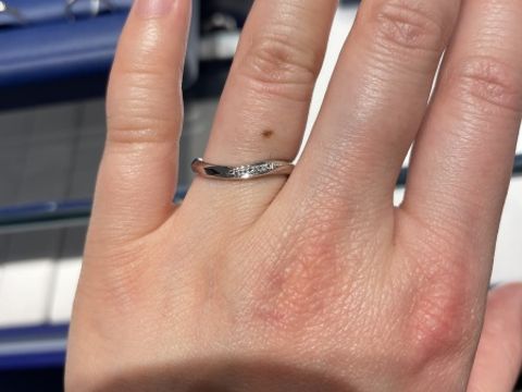 【銀座ダイヤモンドシライシの口コミ】 今回プラチナの指輪を着用してみました。
ウェーブがしっかりかかっており…