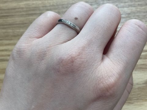 【エクセルコダイヤモンド(EXELCO DIAMOND)の口コミ】 ここのお店では何種類も着用させて頂きました。
私の短い指にはこのデザイ…