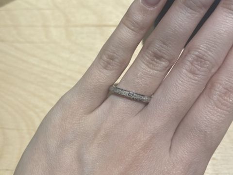 【ith(イズ)の口コミ】 真ん中だけザラザラした加工がされており、さらに真ん中にダイヤが埋め込…