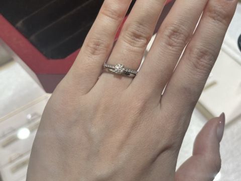 【カルティエ(Cartier)の口コミ】 細くて、華奢な指でもとてもキレイでした。また婚約指輪(カルティエ)とも…