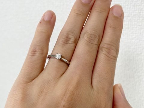 【4℃ BRIDAL(ヨンドシーブライダル)の口コミ】 ダイヤがついた指輪で、なるべくシンプルなものを探して、こちらの指輪に…