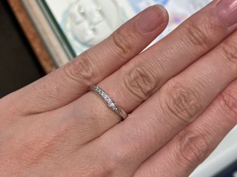 【ミルフローラ(Milluflora)の口コミ】 ウェーブがかかって、メレダイヤが入ったものです。
細身でとても可愛く、…