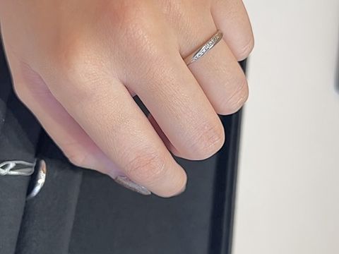 【銀座ダイヤモンドシライシの口コミ】 切り込みが入ったスタイリッシュなデザインの中、小さく散りばめられたダ…