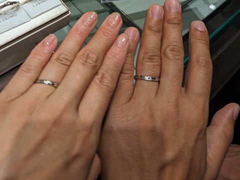 【アイプリモ(I-PRIMO)の口コミ】 指がキレイに見えるウェーブフォルムのプラチナのリングです。アクセント…