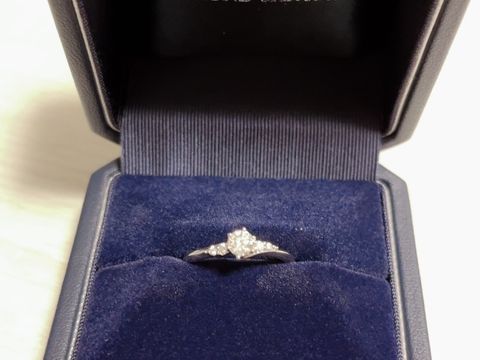 【銀座ダイヤモンドシライシの口コミ】 光に反射した海をイメージしているように、たくさん光を反射してダイヤの…