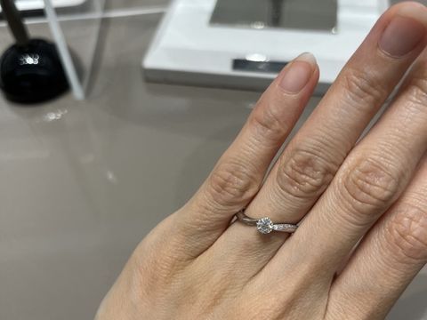 【4℃ BRIDAL(ヨンドシーブライダル)の口コミ】 プラチナ婚約指輪です。ダイヤの大きさなどについては忘れてしまいました…