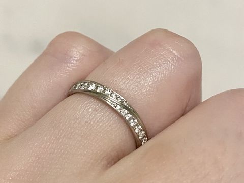 【PILOT BRIDAL(パイロットブライダル)の口コミ】 商品名はブライトです。写真よりダイヤが光ります。
丈夫な指輪を探し、長…