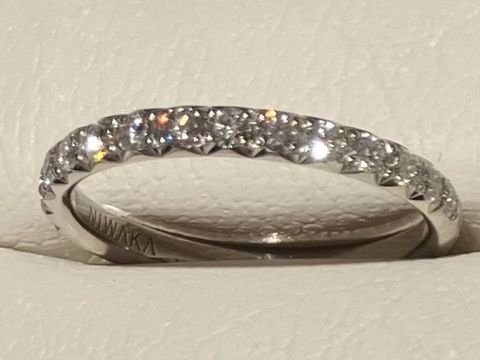 【俄(にわか)の口コミ】 上品でエレガントです。
指輪自体に力強さを感じます。
見える位置にだけ…