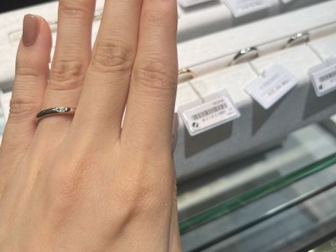 【アイプリモ(I-PRIMO)の口コミ】 ストレートなリングにダイヤモンドがちょっとだけ着いているデザインをさ…