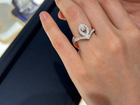 【ショーメ(CHAUMET)の口コミ】 ユニークなデザインだけでなく、白い輝きであることも特徴的でした。素材…