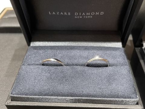 【ラザール ダイヤモンド(LAZARE DIAMOND)の口コミ】 指輪の形もストレート、V字、ウェーブとある中、どれが新郎新婦に似合うか…
