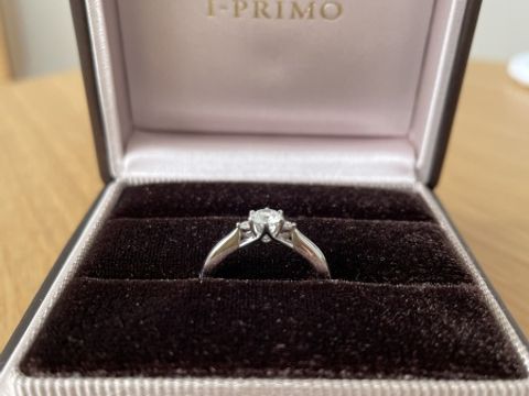 【アイプリモ(I-PRIMO)の口コミ】 飽きのこないシンプルなデザインで、サイドに小さいダイヤが付いている指…