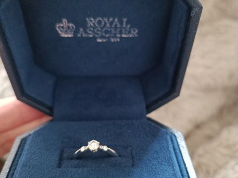 【ROYAL ASSCHER(ロイヤル・アッシャー)の口コミ】 一番の指輪の決め手はデザインです。
本当は婚約指輪を購入する予定はあり…