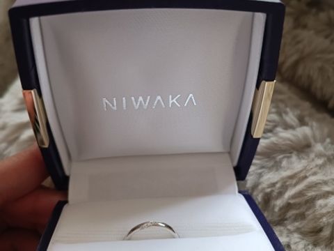 【俄(にわか)の口コミ】 着け心地とシンプルで飽きないデザインが決め手です。
指輪が届き着けた瞬…