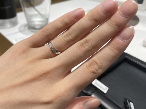 【ラザール ダイヤモンド(LAZARE DIAMOND)の口コミ】 着用していて指輪がくるくる回ってしまっても、どの面でも楽しめる（表が…